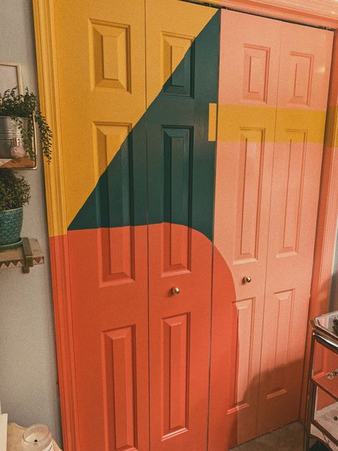 Funky Door Paint Ideas, Fun Door Painting Ideas, Colorful Door Frame, Color Block Door, Fun Door Ideas, Front Door Murals Painted, Creative Door Painting, Closet Door Painting Ideas Aesthetic, Painted Closet Doors Art Creative