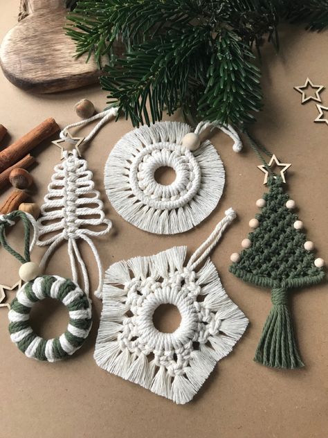 Boho Christmas Decor, Handmade Christmas Crafts, Xmas Diy, Macrame Patterns Tutorials, Boho Christmas, Macrame Ideas, Macrame Decor, Christmas Ornament Crafts, Macrame Art