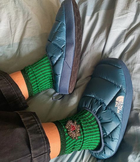 Northface Puffer Slippers, North Face Puff Shoes, Thermoball North Face Shoes, The North Face Slippers Outfit, The North Face Shoes Outfit, Northface Thermoball Mule Outfit, Puffer Slippers Outfit, The North Face Thermoball Boots, Thermoball North Face Shoes Outfit