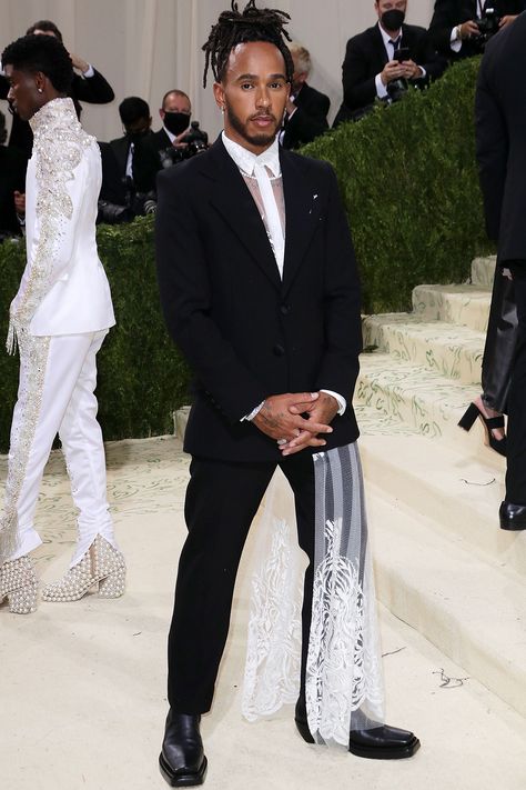 Lewis Hamilton Met Gala 2021, Best Male Red Carpet Looks, Tommy Hilfiger Met Gala, Lewis Hamilton Red Carpet, Met Gala Inspired Outfits Men, Lewis Hamilton Met Gala, Vintage Red Carpet Looks, Hamilton Fashion, Prabal Gurung Gown