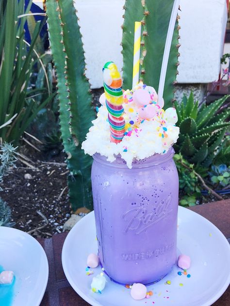 Unicorn milkshake in purple mason jar topped with whipped cream, sprinkles, lollipop and marshmallows. #unicornfoods #unicornmilkshake #unicorns #partyfood #unicornparty #unicorntreats #unicornpartytreats  livingmividaloca.com Purple Milkshake, Unicorn Bark, Unicorn Milkshake, Unicorn Food, Unicorn Desserts, Rainbow Food, Fancy Drinks, Milk Shakes, Food Fruit