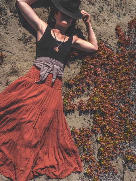 𝑭𝒂𝒍𝒍 𝑩𝒆𝒂𝒖𝒕𝒚 𝑽𝒊𝒃𝒆𝒔 🍁 Harvest Sale thru 10/21 -- Don't miss out on 30% off sitewide! Casual Outfits Skirt, Skirt Outfits Midi, Clothes Long Skirt, Fall Night Outfit, Outfit Ideas Boho, Midi Skirt Outfits, Outfits Earthy, Earthy Outfits Aesthetic, Outfits Skirt