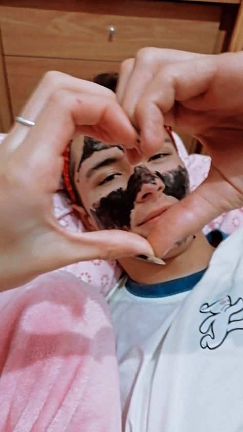 Novio con mascarilla corazón Doing Bf Skincare, Casal Skin Care, Skincare With Boyfriend, Boyfriend Skincare, Dream Man, Dream Guy, Boyfriend Material, Relationship Goals, Vision Board