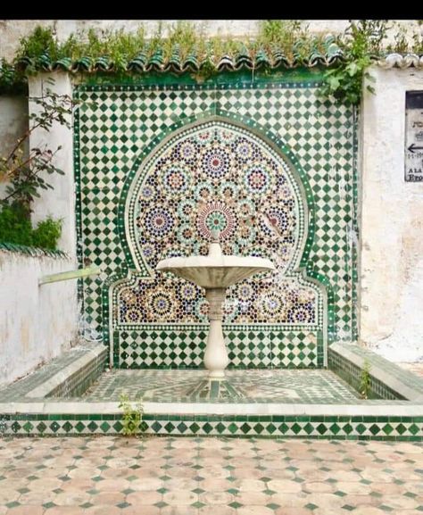 Kidney Pool, Arabic Garden, Moroccan Pool, Pool House Design, Moroccan Garden, Arab Style, Backyard Pond, Courtyard Gardens Design, Building A Pool