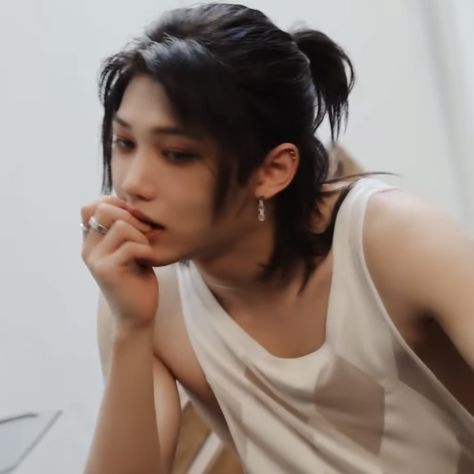 Felix Beauty+, Felix Icons Black Hair, Felix Brunette, Felix Wolfcut, Lee Felix Black Hair, Felix Stray Kids Black Hair, Felix With Black Hair, Felix Dark Hair, Felix Ponytail