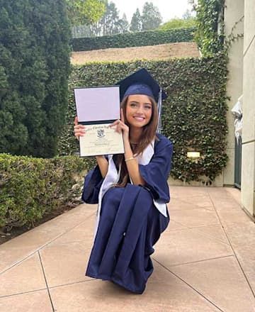 Graduation Dress University, Outfit Graduacion, Graduation Pic Ideas, College Graduation Pictures Poses, Leni Klum, Grad Outfits, Grad Photography, Graduation Photography Poses, College Graduation Pictures