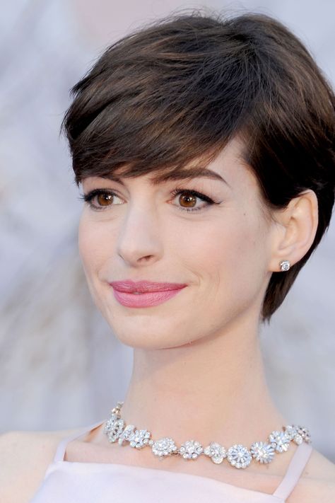 Anne Hathaway Hair, Lipstick Looks, Shortish Hair, Short Hair Images, Haircut Inspiration, Hair 2018, Shot Hair Styles, Auburn Hair, Short Hair Haircuts