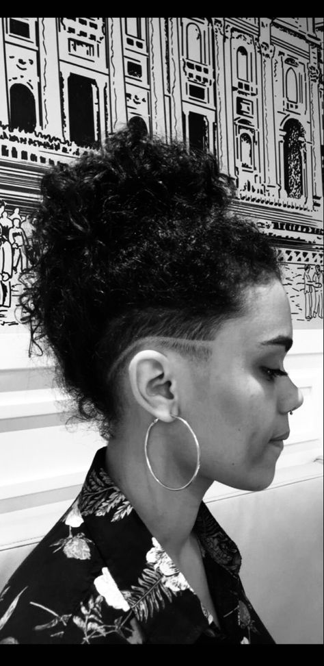 Shaved Curly Hair, Side Shaved Hair, Undercut Natural Hair, Undercut Curly Hair, Undercut Hair Designs, Side Shaved, Hair Cut Ideas, Curly Undercut, Undercut Long Hair