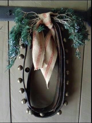 Sleigh bells & juniper wreath Cow Bell Christmas Wreath, Sleigh Bells Decorations, Reindeer Bells, Rustic Decor Ideas, Bell Wreath, Horse Cart, Christmas Rustic, Fun Wreath, Bow Wreath