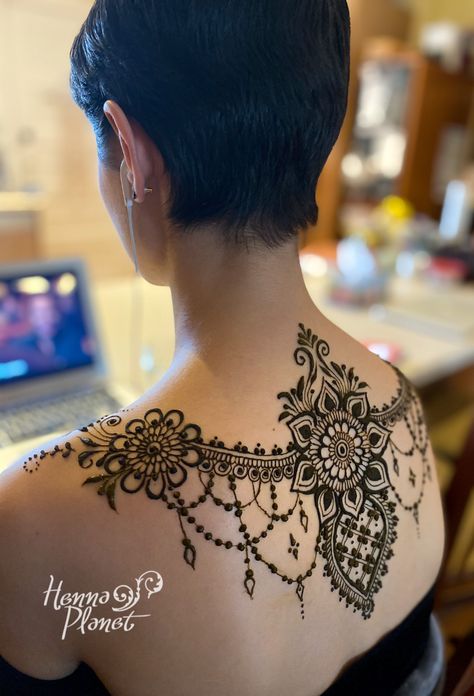 Chest Henna, Tattoo Clavicle, Henna Neck, Henna Chest, Henna Tattoo Back, Shoulder Henna, Body Henna, Lace Sleeve Tattoos, Back Henna