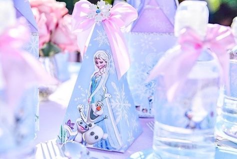 Elsa Goodie Bag Ideas, Frozen Party Boxes, Frozen Party Favours, Frozen Favor Boxes, Frozen Party Packs, Frozen Goodie Bag Ideas, Frozen Party Backdrop, Frozen Party Table, Frozen Birthday Party Favors