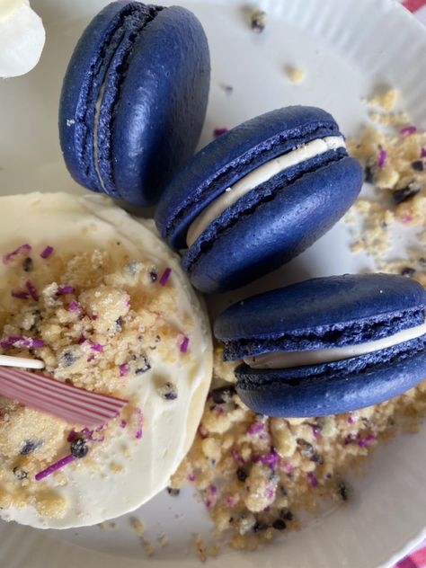 Navy Blue Macarons, Dark Blue Macarons, Blue Macaron Flavors, Blue Macarons Recipe, Upscale Desserts, Blueberry Macarons, Blueberry Crumble Recipes, Blueberry Syrup Recipe, Blueberry Crunch