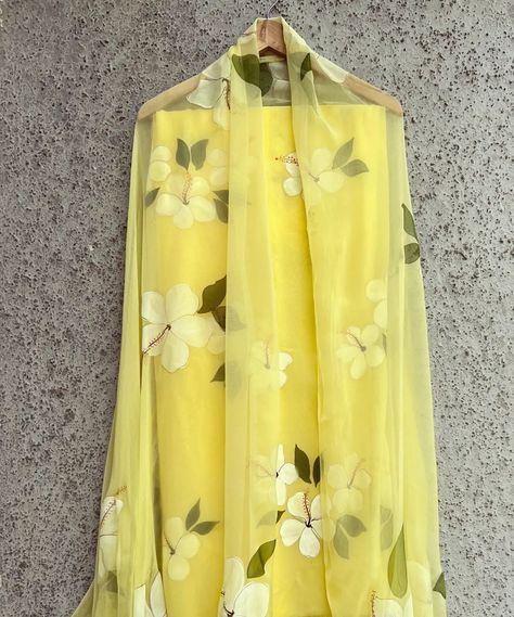 Yellow Hand Painted Saree, Hand Painted Dupattas, Handpainted Suits, Woman In Yellow Dress, Dupatta Painting, Painted Suits, Painted Dupatta, Painted Saree, Tile Painting