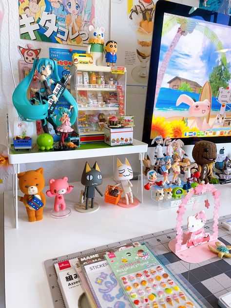 Heisei Retro Room, Tamakid Room, Table Organization Ideas, Smiski Display Ideas, Retro Japanese Room, Room Trinkets, Messy Japanese Room, Anime Figures Aesthetic Room, Anime Figurine Collection Room