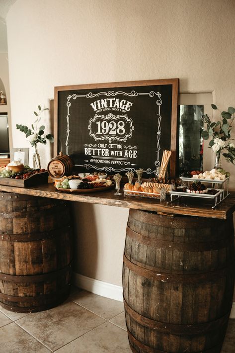 Cumple yarum Whisky Party, Festa Jack Daniels, Whiskey Display, Whiskey Party, 50th Birthday Party Ideas For Men, 90th Birthday Party, Whiskey Cake, 90th Birthday Parties, Milestone Birthday Party