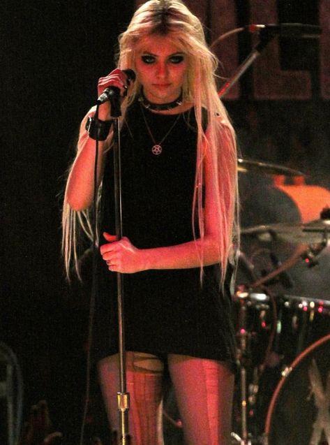 Cindy Lou Who Hair, Taylor Momsen Style, Taylor Momson, Chicas Punk Rock, Cultura Punk, Boo Board, Rockstar Aesthetic, Maggie Lindemann, The Pretty Reckless