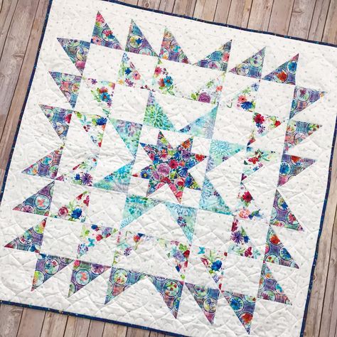 Fort Worth Fabric Studio: Blue Carolina Starburst Quilt {Free Pattern} Starburst Quilt, Triangle Quilt Pattern, Beginning Quilting, Beginner Quilt, Quilt Modernen, Half Square Triangle Quilts, Beginner Quilt Patterns, Miniature Quilts, Star Quilt Blocks