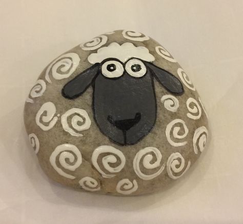 Rock Painting Sheep, Sheep Pebble Art, Farm Animal Rock Painting, Rock Sheep, Painted Rocks Farm Animals, Beach Rock Art, Stone Pictures Pebble Art, Sheep Crafts, Diy Rock Art