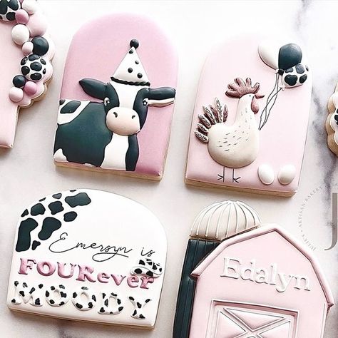 Farm Animal Cookies, Barnyard Bash, Best Themes, Cute Farm Animals, Icing Transfers, Farm Cookies, Dessert Inspiration, Decorative Cookies, Farm Theme Birthday