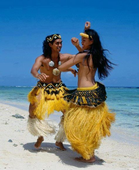 beach dancing Fiji People, Fiji Honeymoon, Polynesian Beauty, Rarotonga Cook Islands, Dancer Outfits, Cook Island, Polynesian Islands, Fiji Islands, World Dance