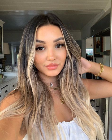 ALANA GOMEZ on Instagram: “My first time having hair extensions & wow it’s a game changer 😍 Use code ‘ALANAXO’ for a discount 💫 @bellamihair #bellamihair” Alana Gomez, Money Piece Highlights, Highlights Brown Hair Balayage, Black Hair Balayage, Brown Hair Inspo, Brunette Hair With Highlights, Money Piece, Balayage Hair Dark, Gorgeous Hair Color