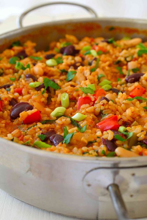 This vegan jambalaya recipe is super easy to make with basic pantry staples. Tomato-y rice flavoured with loads of herbs and spices and bulked up with celery, peppers and a selection of mixed beans make a hearty, warming and filling quick weeknight lunch or dinner. Jambalaya Recipes, Jambalaya Recipe Easy, Vegan Jambalaya, Jambalaya Recipe, Rice And Beans, God Mat, Jambalaya, Pantry Staples, Herbs And Spices