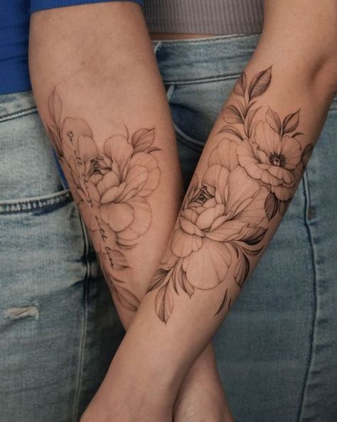 Arm Tattoos For Women Forearm, Tato Lengan Bawah, Mutterschaft Tattoos, Flower Wrist Tattoos, Forarm Tattoos, Forearm Tattoo Design, Cool Forearm Tattoos, Flower Tattoo Arm, Floral Tattoo Sleeve