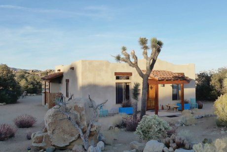 High Desert Eden, Pioneertown, CA | vacation home rentals Desert Beach House, High Desert Landscaping, Los Angeles Vacation, Adobe Home, Affordable Vacations, Modern Desert, Beach House Rental, Quality Over Quantity, Desert Homes