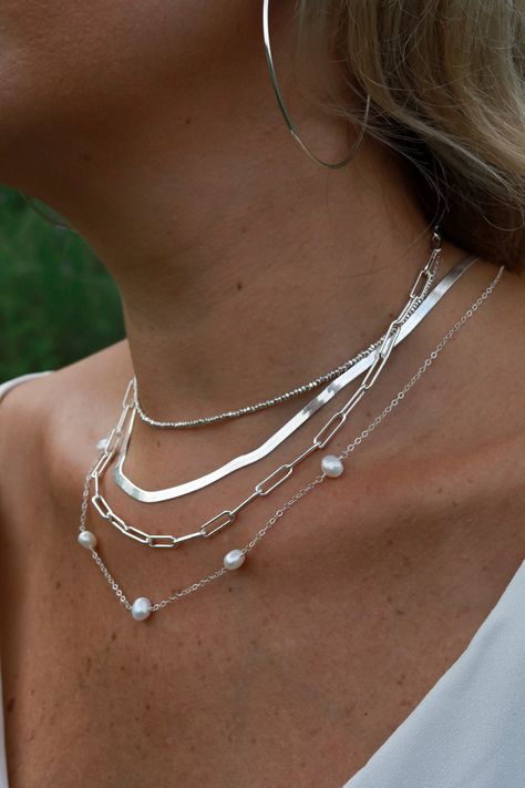 Necklace Combinations Silver, Pretty Silver Necklaces, Dainty Silver Necklace Stack, Silver Necklaces Aesthetic, Stacked Necklaces Silver, Silver Jewelry Outfit, Silver Necklace Stack, Silver Layered Necklaces, Dainty Silver Jewelry