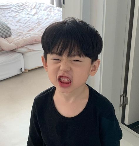 Ulzzang Boy Selca, Asian Kids Boy, Japanese Kids, Korean Best Friends, Baby Boy Pictures, Ulzzang Kids, Cute Asian Babies, Korean Babies, Baby Poses