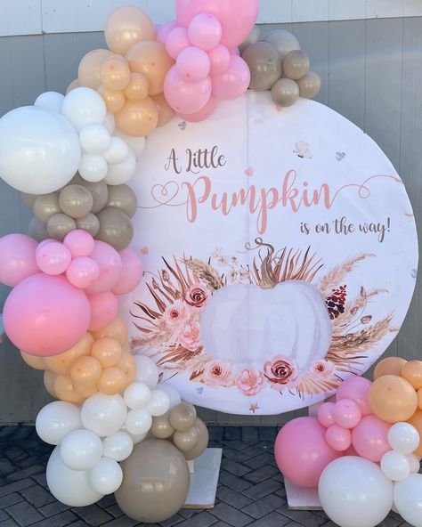 🎃✨ It’s a 'Little Pumpkin on the Way' celebration! Adorable decor for a sweet girl’s arrival. . . . . . . . . #balloonbouquet #balloonbouquets #partydecor #balloons #balloongarland #phoenixaz #partysetup #party #birthdaydecor #birthdayparty #festa #balloonhacks #balloongarlandsdiy #balloongarlnddiy #diy #ballooncolumns #partytable #girlbabyshower #littlepumkinontheway Pumpkin On The Way, Balloon Hacks, Party Setup, Balloon Columns, Balloon Bouquet, Girl Baby Shower, Balloon Garland, Party Table, Sweet Girls