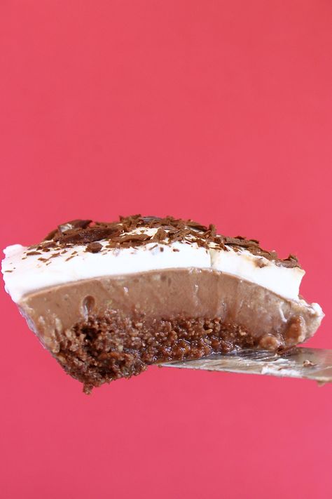 Gluten-Free Vegan Mississippi Mud Pie Vegan Pies Recipes, Mississippi Mud Pie, Gluten Free Thanksgiving Recipes, Gluten Free Dessert, Vegan Party Food, Plant Based Desserts, Mississippi Mud, Vegan Party, Vegan Thanksgiving Recipes