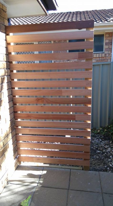 Garden Dividers, Apartment String Lights, Deck Railing Ideas, Wooden Fences, Diy Privacy Fence, Diy Privacy Screen, Balcony Ideas Apartment Christmas, Privacy Ideas, Balcony Ideas Apartment Outdoor