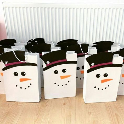 Crossfit Christmas, Snowman Treats, Childrens Christmas Gifts, Christmas Art Projects, December Crafts, Decorated Gift Bags, Gift Bags Diy, Snowman Gifts, Gift Inspo