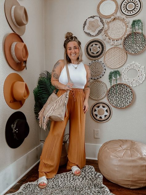 Mid Size Summer Outfits Big Stomach, Mom Jeans Summer Outfit, Granola Hippie Aesthetic, Summer Outfits Big Stomach, Boho Summer Outfit, Summer Granola, Midsize Fashion Summer, Basic Summer Outfits, Easy Summer Outfit