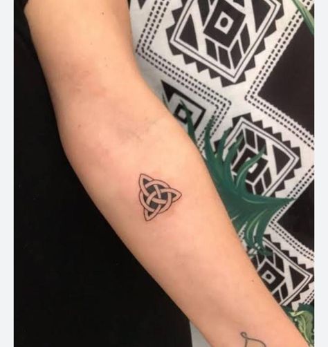 Modern Celtic Tattoo, Inner Ankle Tattoos, Triquetra Tattoo, Celtic Tattoo For Women, Claddagh Tattoo, Ireland Tattoo, Mickey Tattoo, Celtic Knot Tattoo, Dragon Tattoo Ideas