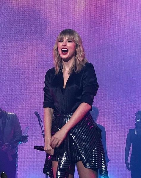 Taylor Swift Smiling, Taylor Swift Live, Luke Hemings, Taylor Swift Performing, Live In Paris, Estilo Taylor Swift, Forever Girl, Taylor Momsen, Living In Paris