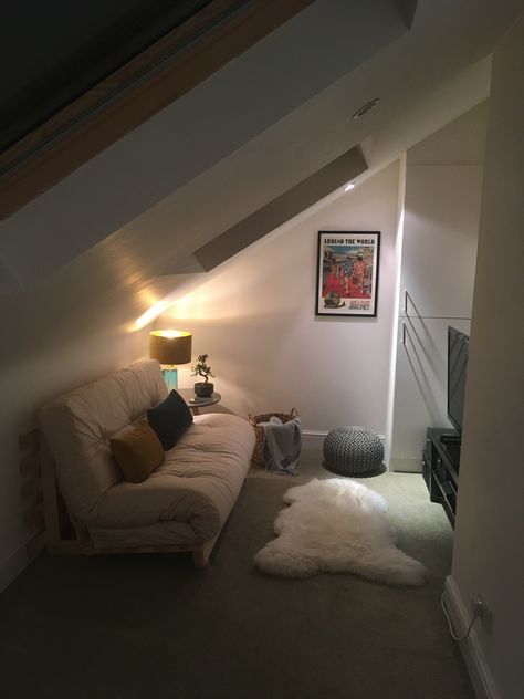 Attic Room Ideas Slanted Walls Bedroom, Modern Reading Corner, Room Ideas Attic, Kids Reading Nook Ideas, Read Nook, Nook In Bedroom, Reading Nook In Bedroom, Read Corner, Cozy Attic Bedroom