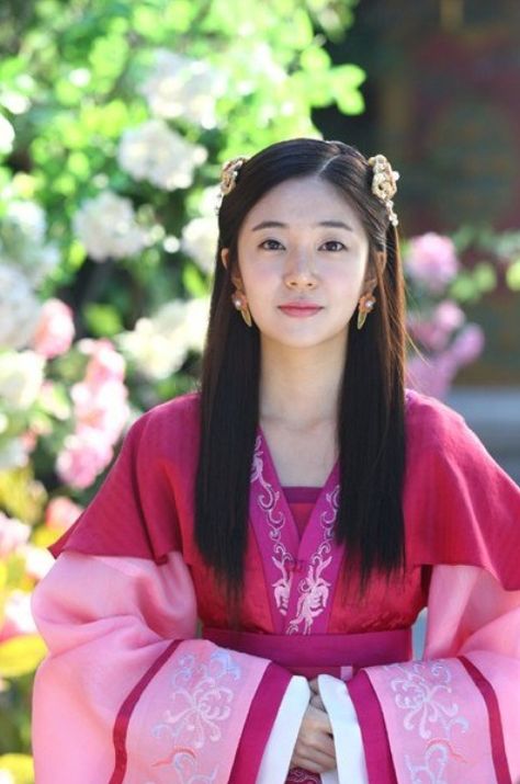 Baek jin hee as Tanasiri in Empress Ki she looks sooo pretty here Baek Jin Hee, Historical Korean Drama, Crown Aesthetic, Ancient Dress, Korea Dress, Korean Traditional Dress, Chinese Style Dress, Korean Hanbok, Traditional Chinese Dress