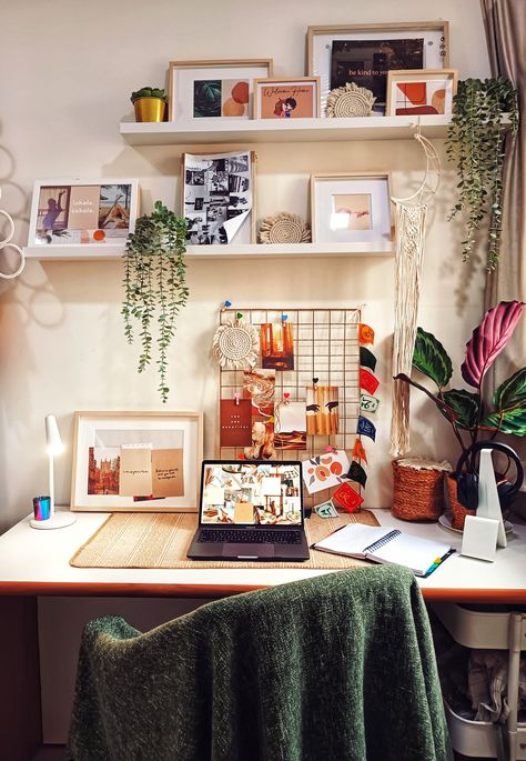 70s Home Office Decor, Indie Office Decor, Boho Desk Decor Ideas, Gen Z Office Decor, Home Office Funky, Office Decor Inspo Aesthetic, Cozy Cubicle Decor Ideas, Office Inspo Workspaces, Hygge Office At Home