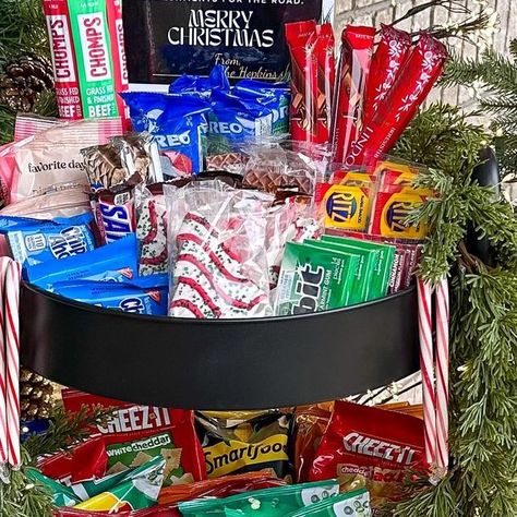 Trina H 🎉 Mom Blogger on Instagram: "Delivery Driver Snack Cart Spreading joy and delicious treats right from our doorstep for all the hard-working delivery drivers. We enjoyed setting up this snack cart filled with all kinds of goodies for them to enjoy all season long. It is our way of showing our gratitude so Thank You to all! #deliverydriversnacks #deliverydrivers #usps #ups #amazon #snackbox #deliverydrivers #fortwayne #myfortwayne #indiana" Delivery Driver Snack Cart, Delivery Driver Snack Basket, Snack Cart, Amazon Cart, Appreciation Ideas, Delivery Driver, Holiday Snacks, Rolling Cart, Christmas Snacks