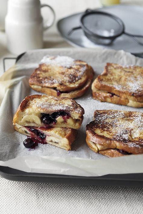 Blueberry & banana eggy bread sandwiches Banana Stuffed French Toast, Eggy Bread, Pizza Gourmet, Stuffed French Toast, Blueberry French Toast, Ripe Bananas, Banana Blueberry, Think Food, Leftovers Recipes