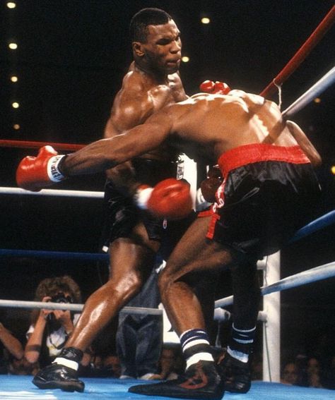 Mike Tyson vs Alfonso Ratliff Mike Tyson Boxing, Mighty Mike, Boxing Images, Boxe Thai, Boxing Videos, Boxing Ring, Boxing Posters, Boxing History, Boxing Champions