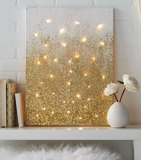 Brighten up your home with another take on the fairy lights canvas but with a touch of glam. Coat a canvas frame with glue and a generous dose of gold glitter to achieve this look Fairy Lights Diy, Cuadros Diy, Easy Room Decor, Diy Lampe, Diy Wand, Hemma Diy, Dekor Diy, Decor Ikea, Diy Casa