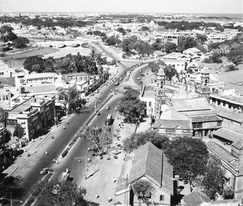 Mount Road 1950's. Madras City, Mother India, Indian Temple Architecture, Photo Mount, Copacabana Beach, Vintage India, History Of India, Vintage Picture, Rare Pictures