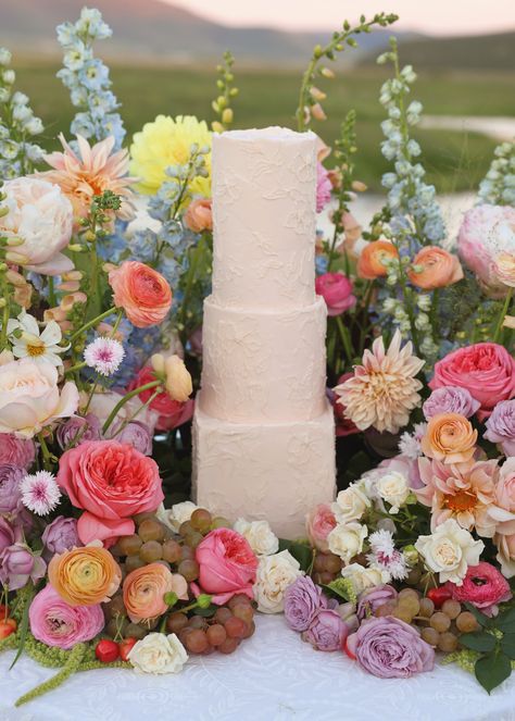 Cake Meadow with bright colors and fruit Bright Wedding Cake, Cake Meadow, Bright Colored Wedding, Colorful Wedding Cakes, Bright Wedding Colors, Floral Wedding Cakes, Pink Wedding Cake, Bright Wedding, Eclectic Art