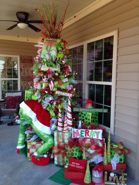 Grinch butt sticking out of Christmas tree Themed Christmas Party Ideas, Grinch Themed Christmas Party, Grinch Themed Christmas, Themed Christmas Party, Grinch Ideas, Deco Disney, Elf Christmas Decorations, Christmas Party Ideas, Grinch Trees