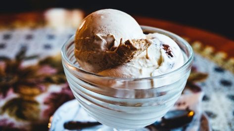 5 Dash Ice Cream Maker Recipes and Tips, Exploring Delicious Creations Kem Vani, Hemgjord Glass, Dessert Thermomix, Ice Cream For Breakfast, Ice Cream Maker Recipes, Ice Cream At Home, Chocolate Chip Ice Cream, Homemade Coffee, Eating Ice Cream