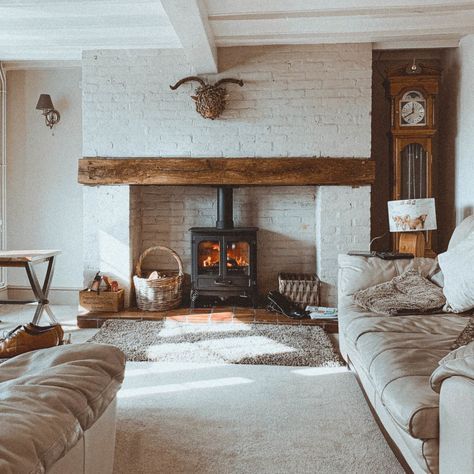 Wood Stoves Ideas Living Rooms, Wood Stove Hearth, Wood Burning Stoves Living Room, Country Fireplace, Cottage Fireplace, Wood Stove Fireplace, Basement Inspiration, Inglenook Fireplace, Cedar Homes