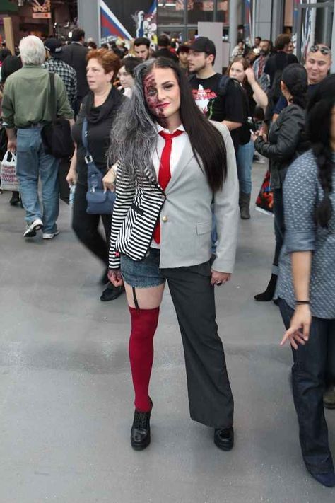 Fem!Two-Face from Batman. This is an amazing cosplay! Two Face Cosplay, Peanut Halloween, Two Face Costume, Peanuts Halloween Costume, Gender Bend Cosplay, Steampunk Ideas, Black And White Suit, Harvey Dent, Famous Characters